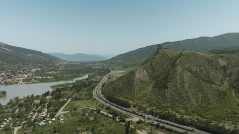 Jvari-Kloster-In-Einem-Hoch-Aufragenden-Felsigen-Berg-Mit-Blick-Auf-Die-Stadt-Mtskheta-In-Der-Georgischen-Provinz-Mtskheta-mtianeti