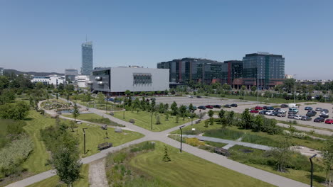 Vista-Del-Parque-Ecológico-De-La-Universidad-De-Gdansk-Y-La-Biblioteca-Principal-Con-Un-Edificio-Comercial-Alto-En-Un-Fondo-Lejano