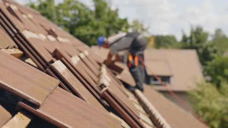 Einzelarbeiter,-Der-Auf-Dem-Dach-Herumschlägt,-Um-Sonnenkollektoren-Zu-Installieren