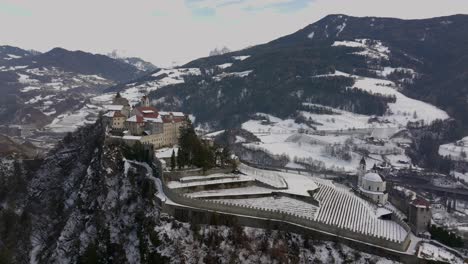 Herrlicher-Ausblick-Auf-Das-Wunderschöne-Kloster-Sabiona-Im-Winter