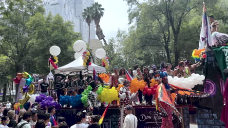Gedrehtes-Video-Von-Leuten,-Die-An-Der-Pride-Parade-In-Mexiko-Stadt-Mit-Farbenfrohen-Bräuchen-Teilnehmen