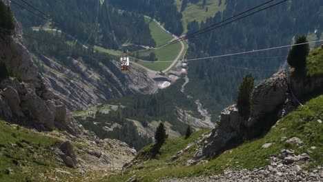 Skilift-Von-Seceda-Kommt-Langsam-Und-Sanft-An,-Sommer,-Alpen,-Italien,-Dolomiten