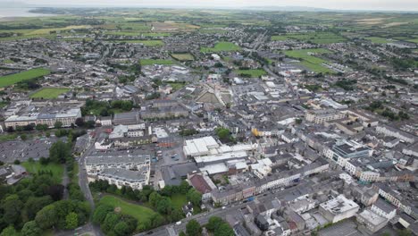Tralee-Stadtzentrum-County-Kerry-Irland-Aufsteigende-Drohne-Luftaufnahme