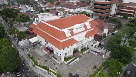 Luftaufnahme,-Gramedia,-Die-Größte-Buchhandlung-In-Yogyakarta,-Die-Eine-Geschichte-Hat-Und-Eine-Einzigartige-Architektur-Im-Stadtzentrum-Hat