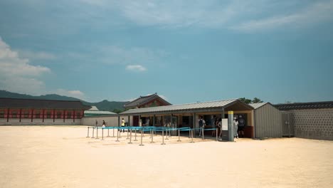 Personas-Que-Compran-Boletos-De-Entrada-En-La-Taquilla-Para-Ingresar-Al-Palacio-Gyeongbokgung---Espacio-De-Copia