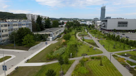 Sobrevuelo-Aéreo-Hermoso-Ecoparque-Y-Edificio-Del-Campus-En-La-Universidad-De-Gdansk-Durante-El-Día-Soleado