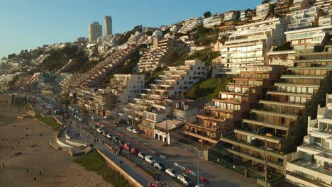Luftbild-Nahe-Umlaufbahn-über-Den-Malerischen-Reñaca-Beach-Resort-Hotelgebäuden-An-Der-Uferpromenade-Von-Vina-Del-Mar,-Chile