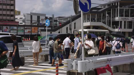 Japoneses-Que-Llegan-De-La-Estación-Yamato-saidaiji-En-Nara