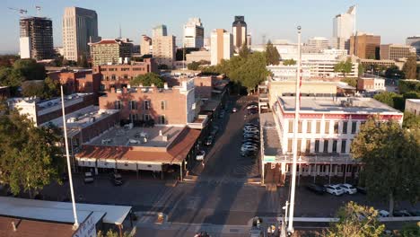 Descending-close-up-aerial-shot-of-the-quaint-streets-of-Old-Town-Sacramento