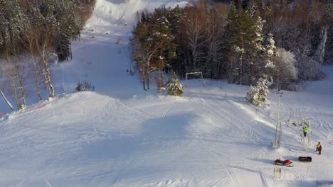 Drohne-Schwenkt-Nach-Links-Und-Enthüllt-Den-Wunderschönen-Schneebedeckten-Kütiorg-berg-In-Võrumaa