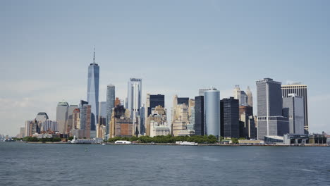 Das-Finanzviertel-Von-Manhattan,-Mit-Dem-One-World-Trade-Center-An-Einem-Sonnigen-Tag-Mit-Blauem-Himmel,-Bewegte-Aufnahme