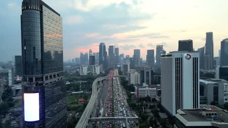 Jakarta-City-Bei-Sonnenuntergang,-Während-Sich-Der-Verkehr-Unten-Aufbaut