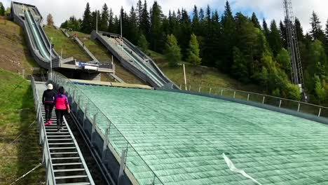 Práctica-De-Salto-De-Esquí-En-La-Gran-Colina-En-El-Parque-Olímpico-De-Invierno-De-Lillehammer,-Noruega-1994-Durante-El-Verano---Rampa-De-Cámara-Lenta