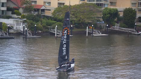 La-Tripulación-Del-Yate-De-Carreras-Acorta-La-Vela-Principal-A-Medida-Que-Se-Acerca-Al-Muelle