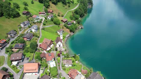 Blick-Auf-Das-Dorf-Mit-Drohne-Naturschönheiten-Schweizer-Landschaft,-Berge-Und-Blauer-See