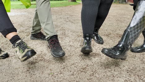 Vier-Verschiedene-Damenschuhe-Zum-Laufen-Bei-Regen-Und-Matsch