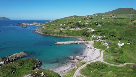 Atemberaubende-Bucht-Wilde-Atlantikküste-Republik-Irland-Drohne-Luftaufnahme