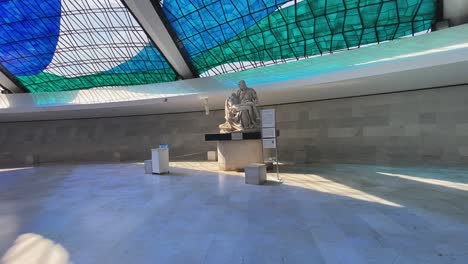 Gleitschuss-Durch-Die-Halle-Zu-Einer-Der-Skulpturen-In-Der-Kathedrale-Der-Stadt-Brasilia
