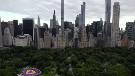 Central-Park-Y-Una-Pared-De-Edificios-De-Gran-Altura-En-Cloudy-Midtown,-Nueva-York,-Estados-Unidos---Vista-Aérea