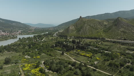 Panorama-De-Montañas-Verdes,-Ríos-Mtkvari-Y-Aragvi-En-Mtskheta,-Georgia