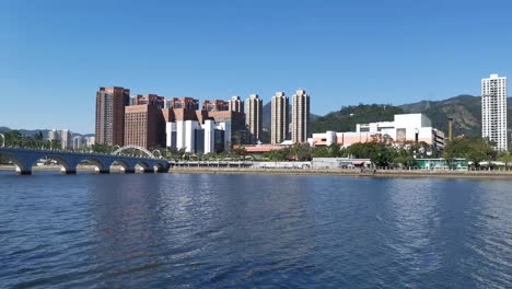 Sonniger-Tag-Der-Stadt,-Landschaft-Des-Flusses-Shing-Mun,-Shatin-Hong-Kong-China,-2018