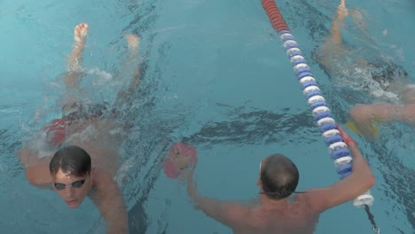 Mann-Im-Pool,-Der-Sich-Für-Die-Nächste-Schwimmrunde-Ausruht