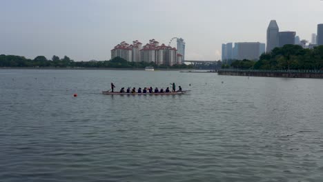 Entrenamiento-Con-Botes-De-Dragón-En-La-Cuenca-Del-Kallang-En-Singapur