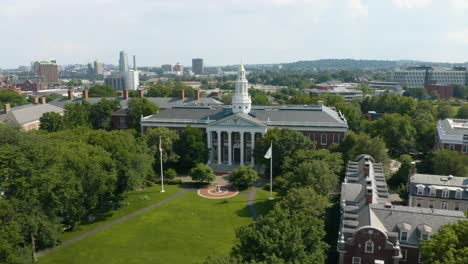 Drohnenaufnahme-Der-Bäckerbibliothek-Und-Des-Bloomberg-Centers-An-Der-Harvard-Business-School