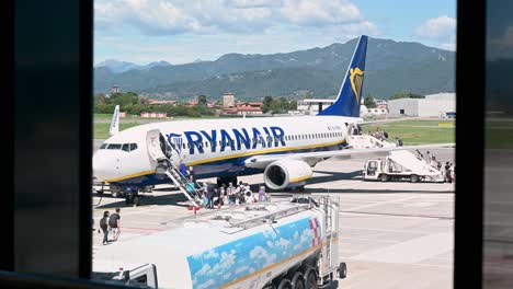 Pasajeros-Que-Embarcan-En-Un-Vuelo-De-Ryanair-En-El-Aeropuerto-De-Bérgamo,-Italia
