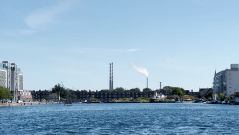 Viking-Splash-Tour-En-El-Muelle-Del-Gran-Canal-En-Dublín-Con-Las-Torres-Poolbeg-Al-Fondo