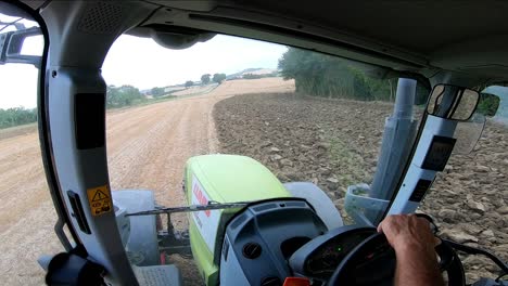 Cabina-Del-Conductor-Del-Tractor-Pov-Arar-Campos-Agrícolas