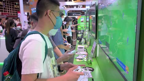Gamer-Spielen-Videospiele-Mit-Einem-Controller-Der-Amerikanischen-Videospielmarke-Im-Besitz-Von-Microsoft,-Xbox-S-Und-X-Series,-System-Während-Der-Ani-com-And-Games-Acghk-Ausstellungsveranstaltung-In-Hong-Kong