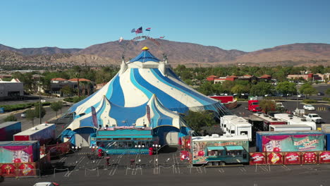 Gran-Carpa-Superior-Para-El-Espectáculo-De-Circo-En-Palmdale,-California---Vista-Aérea