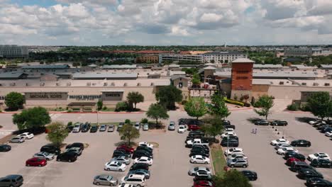 Round-Rock-Premium-Outlets-Antena-Drone-Pan-A-Través-De-Tiendas-En-Un-Día-Soleado-De-Verano-En-Texas-En-4k