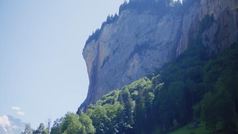 Prado,-Césped,-Cabaña,-Montaña,-Cascada,-Lauterbrunnen,-Suiza