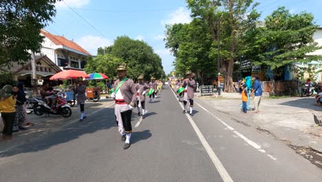 Eine-Parade-Von-Palastsoldaten,-Die-Hand-In-Hand-Gehen