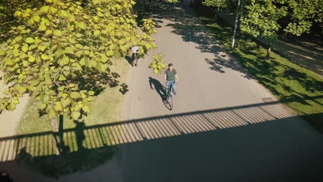Toma-Aérea-De-Vondelpark-Amsterdam-Carril-Bici-Un-Montón-De-Gente-En-Bicicleta-Verano