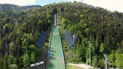 Cerca-Del-Gran-Estadio-De-Salto-De-Esquí-Krokiew-&quot;wielka-Krokiew&quot;-En-Las-Montañas-Tatra-Cerca-De-Zakopane,-Una-Ciudad-Turística-Con-Arquitectura-Goral-Tradicional-En-El-Sur-De-Polonia---4k-Suave-Hacia-Atrás