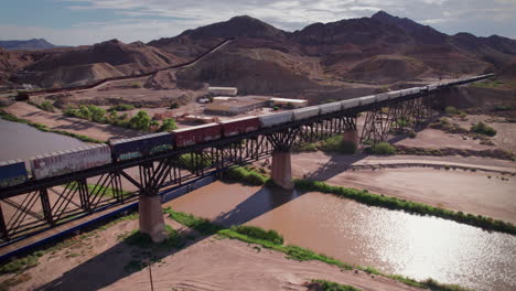 Un-Tren-Se-Detiene-En-Un-Puente-Sobre-El-Río-Grande-En-El-Paso,-Texas