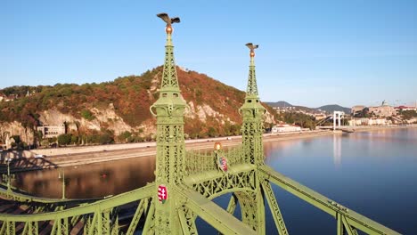 Langsame-Luftumlaufbahn-Um-Die-Freiheitsbrücke,-Goldene-Stunde,-Budapest