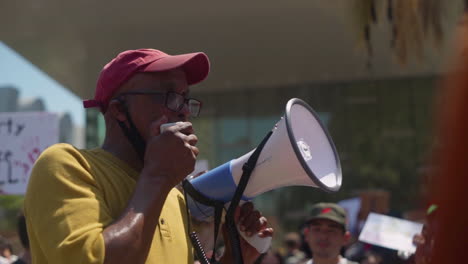 Un-Hombre-Negro-Con-Un-Megáfono-Lidera-A-Un-Grupo-De-Manifestantes-En-Una-Protesta-De-Blm-Fuera-Del-Ayuntamiento