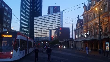 Blick-Auf-Den-Bahnhof-Den-Haag-Hs-Mit-Vorbeilaufenden-öffentlichen-Verkehrsmitteln-Und-Pendlern
