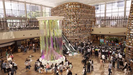 Personas-Que-Visitan-La-Biblioteca-Starfield-En-Coex-Mall