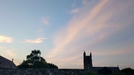 Ein-Wunderschöner-Sonnenuntergang-Mit-Kirchenvordergrund-In-Shaftebury-Dorset-UK-4k
