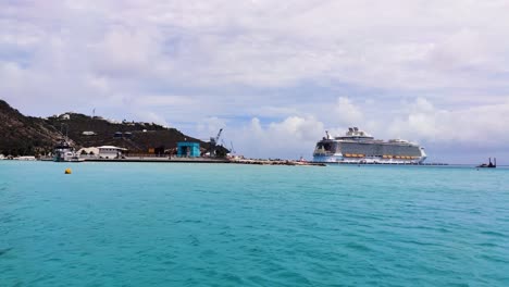 Schöner-Hafen-Von-Nassau-Mit-Einem-Riesigen-Kreuzfahrtschiff-Angedockt-Videohintergrund-In-4k
