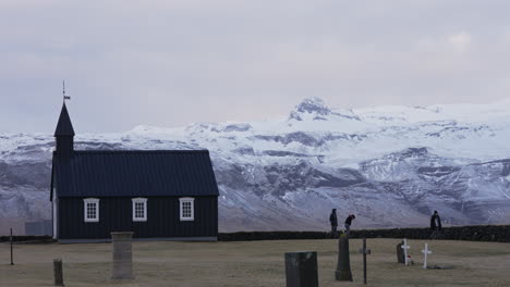 Iglesia-De-Budakirkja-Con-Turistas-Alrededor,-Islandia