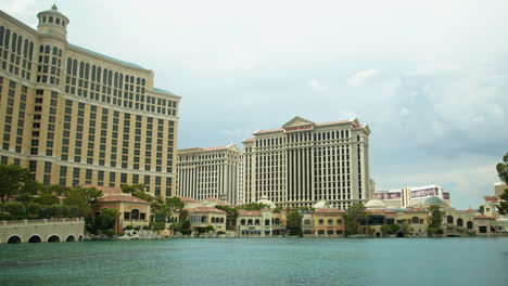 Amplia-Panorámica-A-La-Derecha-De-Los-Casinos-Bellagio-Y-Caesars-Palace