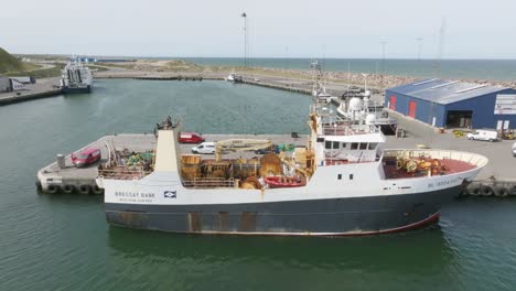 Eine-Luftaufnahme-Des-Fischtrawlers-Bressay-Bank,-Der-Am-Kai-Im-Hafen-Von-Hanstholm-Festgemacht-Ist