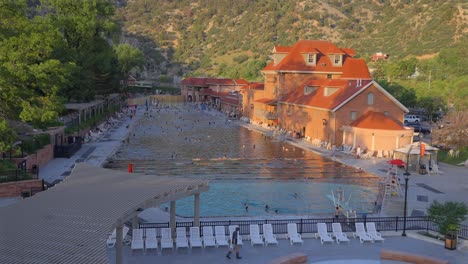 Piscina-De-Aguas-Termales-De-Glenwood-Springs-Por-La-Noche