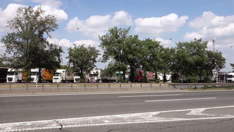Jihlava,-República-Checa---3-De-Junio-De-2018:-Estacionamiento-De-Automóviles-Y-Camiones-De-Conducción-Rápida-En-La-Autopista-Checa-D1